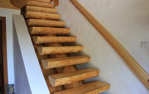 Naturstamm-Treppe