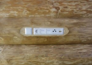 Schalter und Steckdosen im Stamm