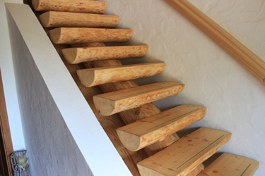 Treppe aus halben Stämmen